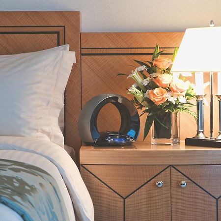 Wiseman Grand Hotel Doha Eksteriør bilde A bedside table