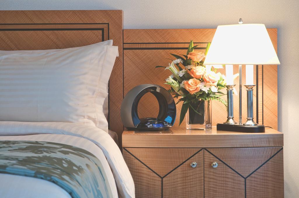 Wiseman Grand Hotel Doha Eksteriør bilde A bedside table