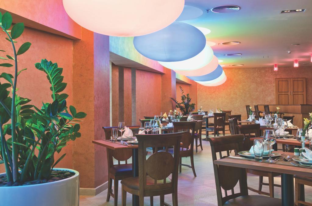 Wiseman Grand Hotel Doha Eksteriør bilde The restaurant