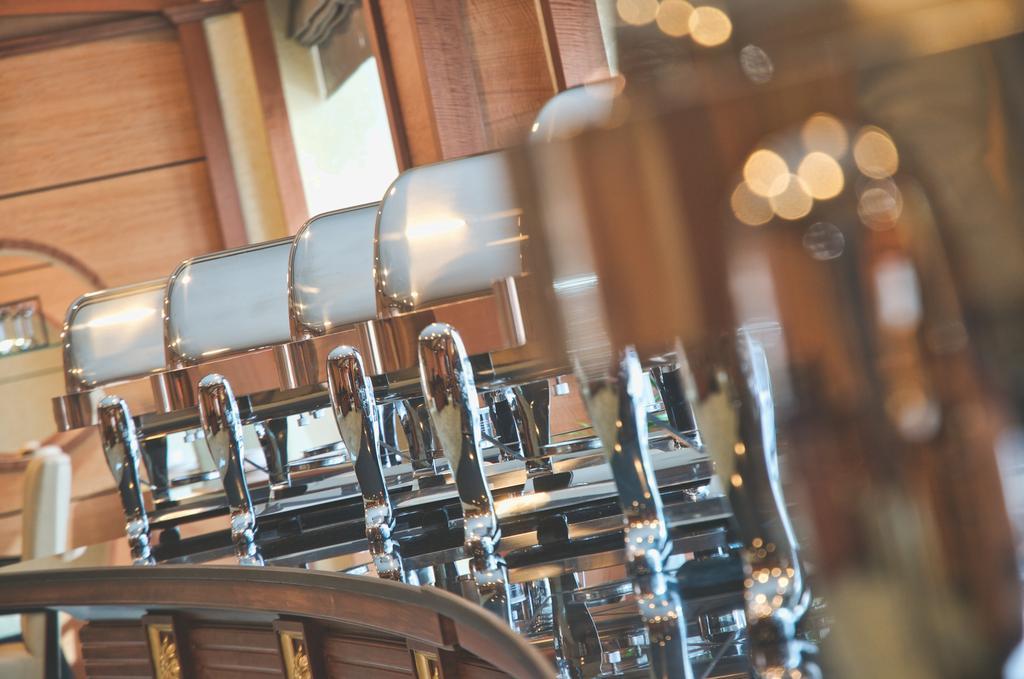 Wiseman Grand Hotel Doha Eksteriør bilde Beer taps